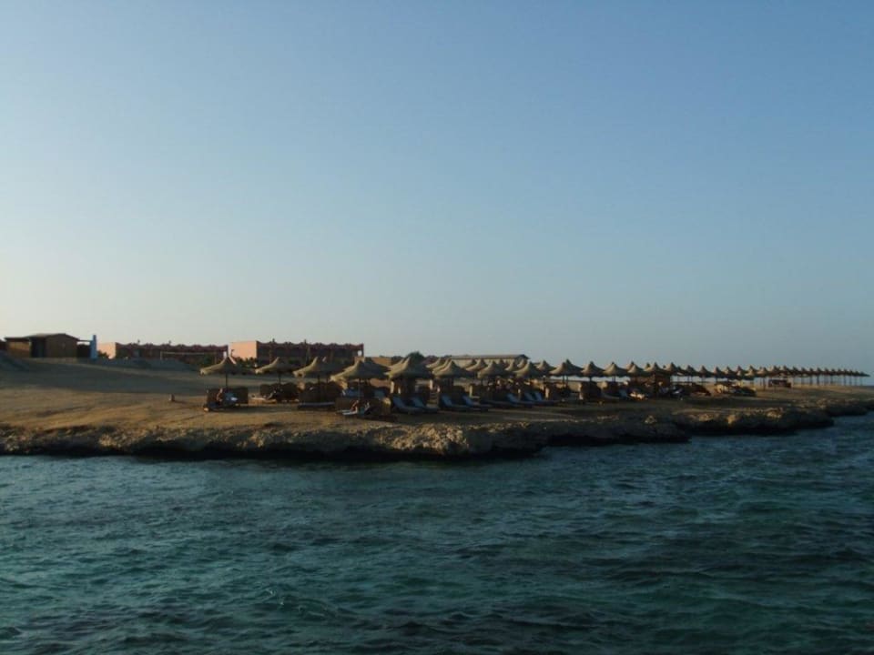 Hotel-Strand vom Steg aus Three Corners Happy Life Beach Resort