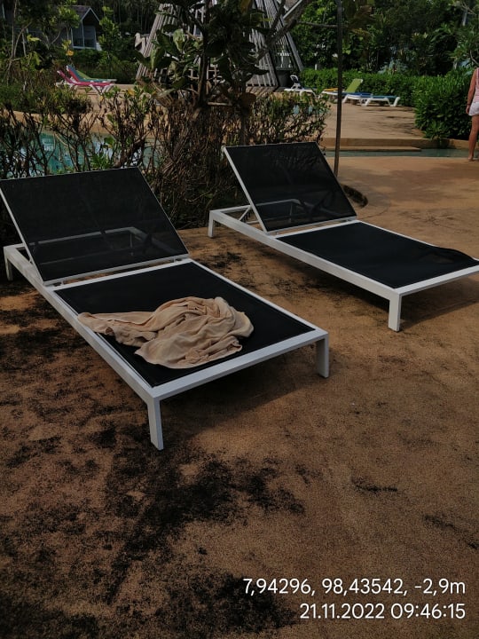 Pool Island Escape Burasari