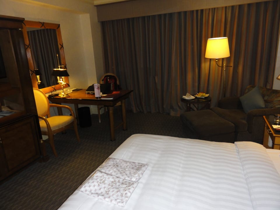 Grosses Zimmer mit Doppelbett und Schreibtisch Hotel Grand Hi-Lai