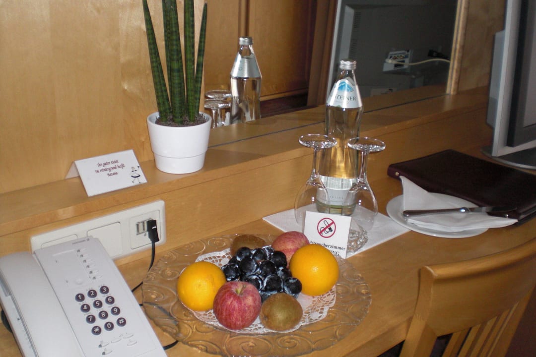 Früchteschale und Mineralwasser Hotel Central