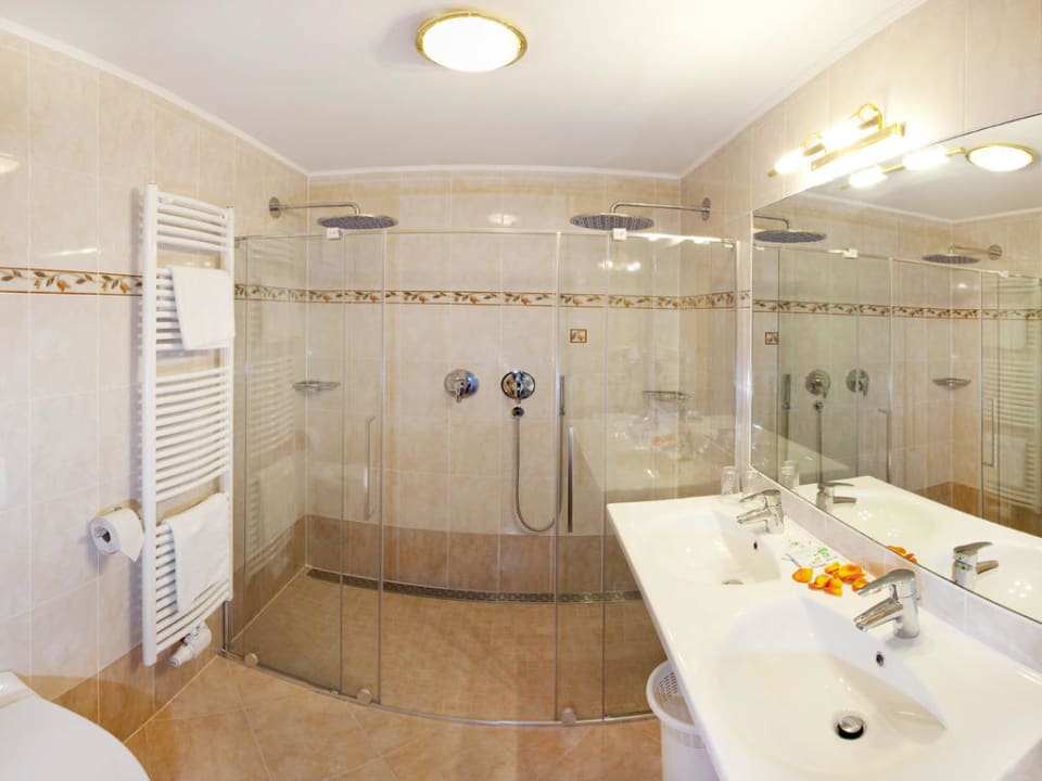 Neue Badeinrichtung mit Doppeldusche Sporthotel Kalcherhof