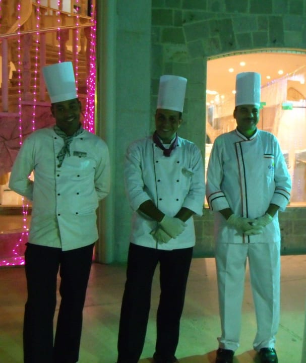 Stolze Köche beim weihnachtlichem Büffet Utopia Beach Club