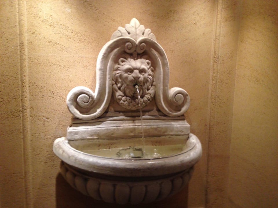 Im Eingangsbereich Schlosshotel Römischer Kaiser