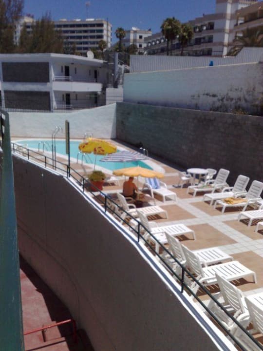 Pool und Liegen Hotel Caroni