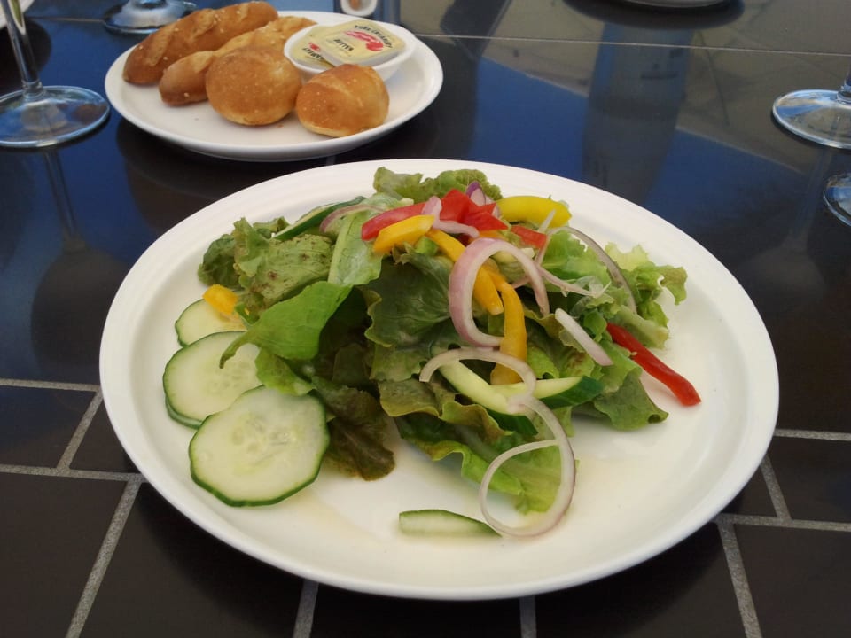 Salatteller Crystals Beach Resort Belle Mare, a member of Radisson Individuals