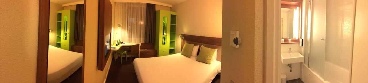 Panorama pokoju i łazienki Hotel Campanile Warszawa