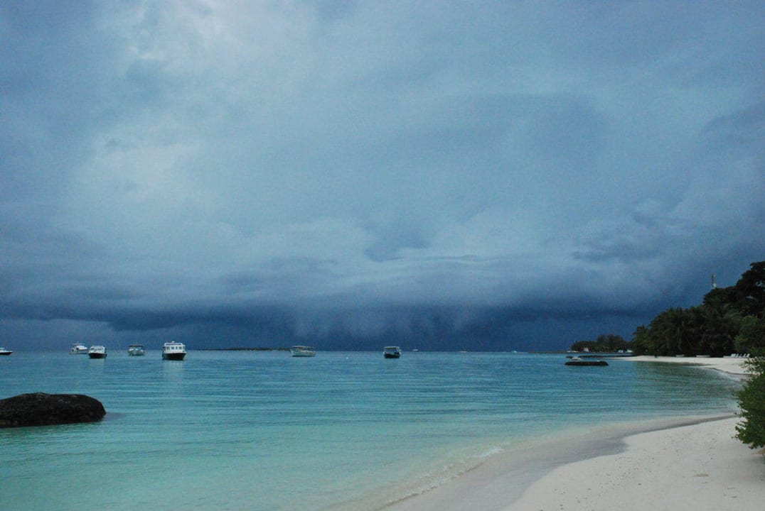 Wieder einmal Regen im Anmarsch Kuramathi Maldives