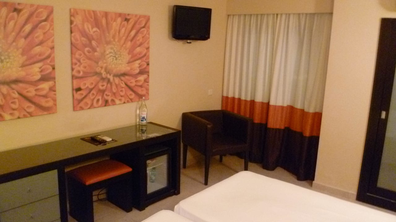 Tisch / TV / Sessel Topázio Vibe Beach Hotel & Apartments