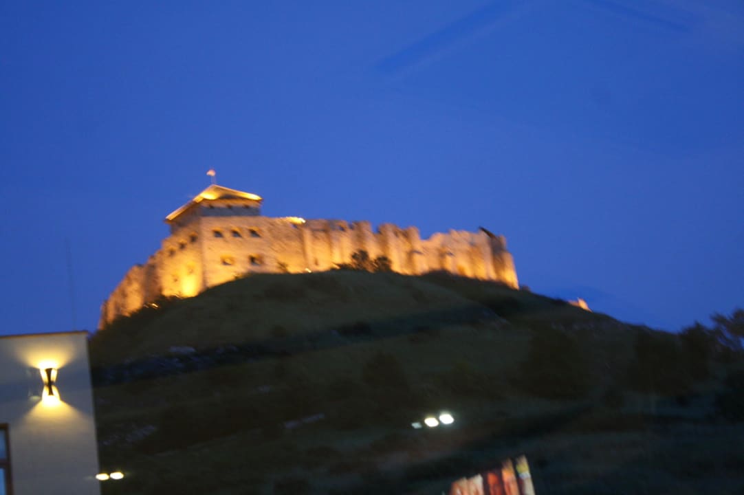 Zur Burg  bei Nacht Hotel Kapitany Wellness