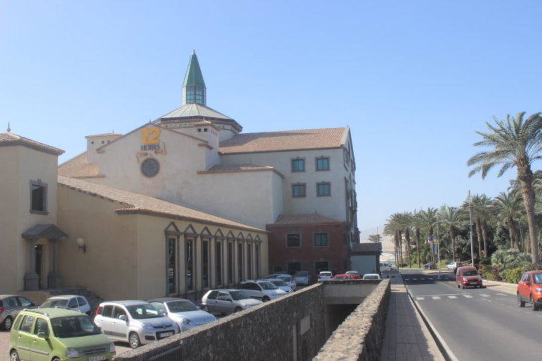 Von außen, die Straße führt nach Costa Calma R2 Rio Calma Hotel & Spa & Conference