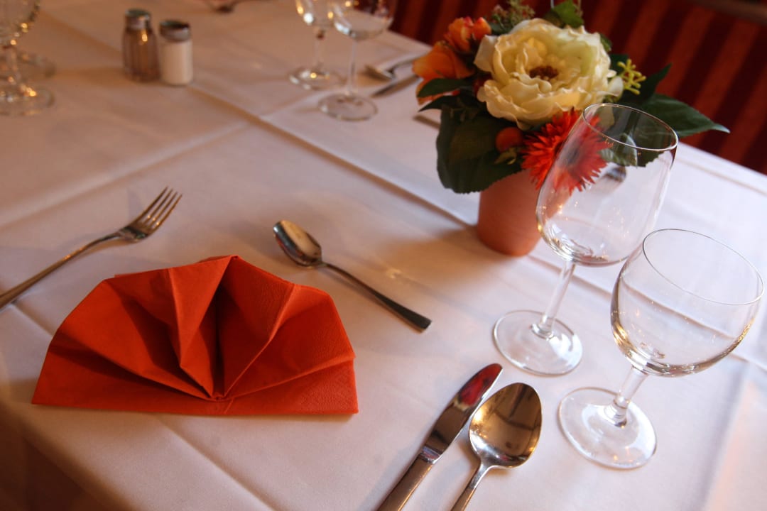 Festlich eingedeckter Platz Hotel Fürstenhof