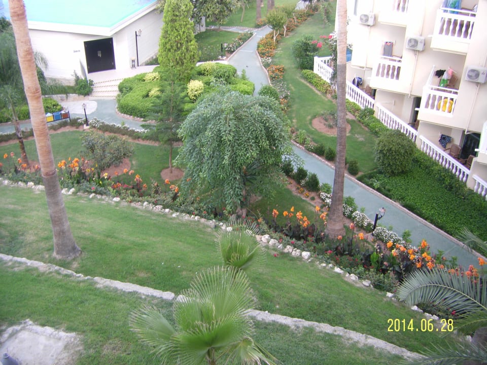 Teil der tollen Hotel-Gartenanlage Iz Flower Side Beach Hotel