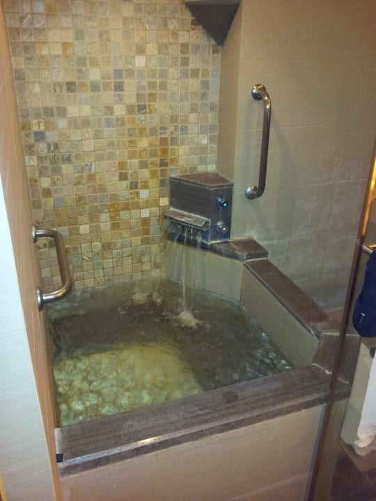 Das zimmereigene Thermalbad Hotel Royal Chihpen