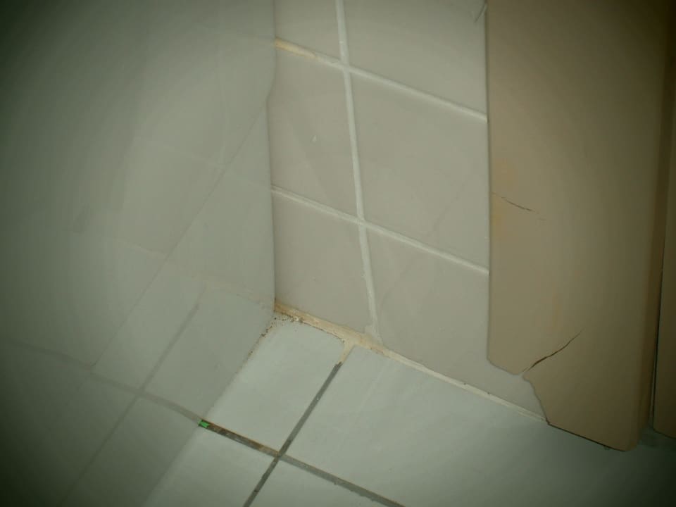 Schmutz auf dem Boden/bad/ecke Hotel Süral Resort