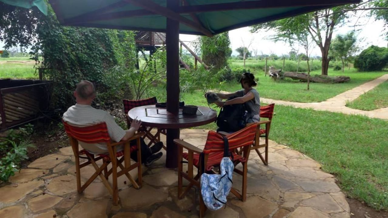 Vor dem Restaurant... Raucherplatz Sentrim Tsavo Lodge