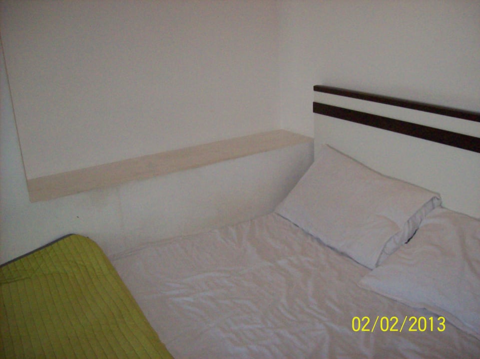 Ablage neben dem Bett,leider mit "Gebrauchsspuren" Hyde Park Executive Apartments