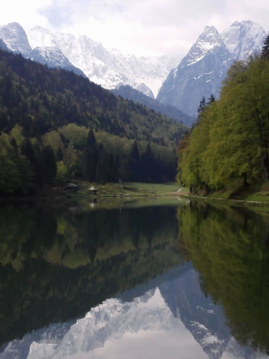 Blick vom Seehaus zur Zugspitze (re. hinten) Riessersee Hotel