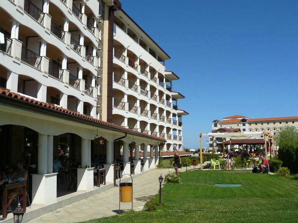 Links Restaurantterrasse vorne Poolbar, dah. Pool Hotel Cazablanka / Casablanca