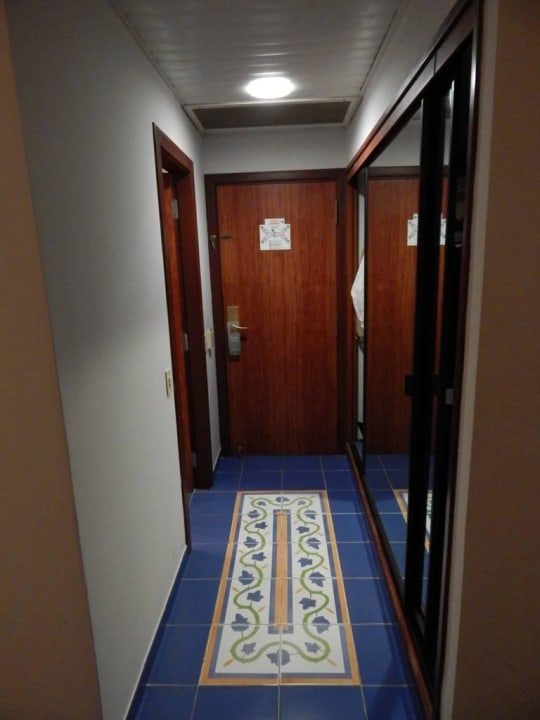 Links gehts zum Bad, rechts großer Kleiderschrank Memories Miramar Havana