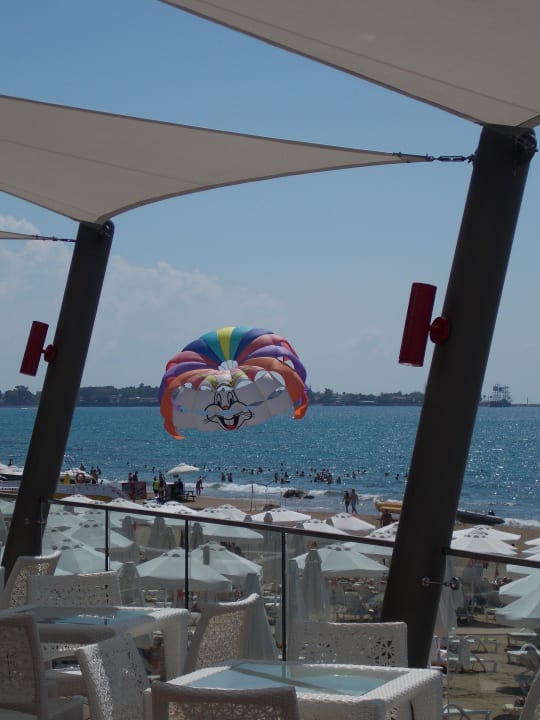 The Sense Strandbar mit Blick in Richtung Side The Sense Deluxe Hotel