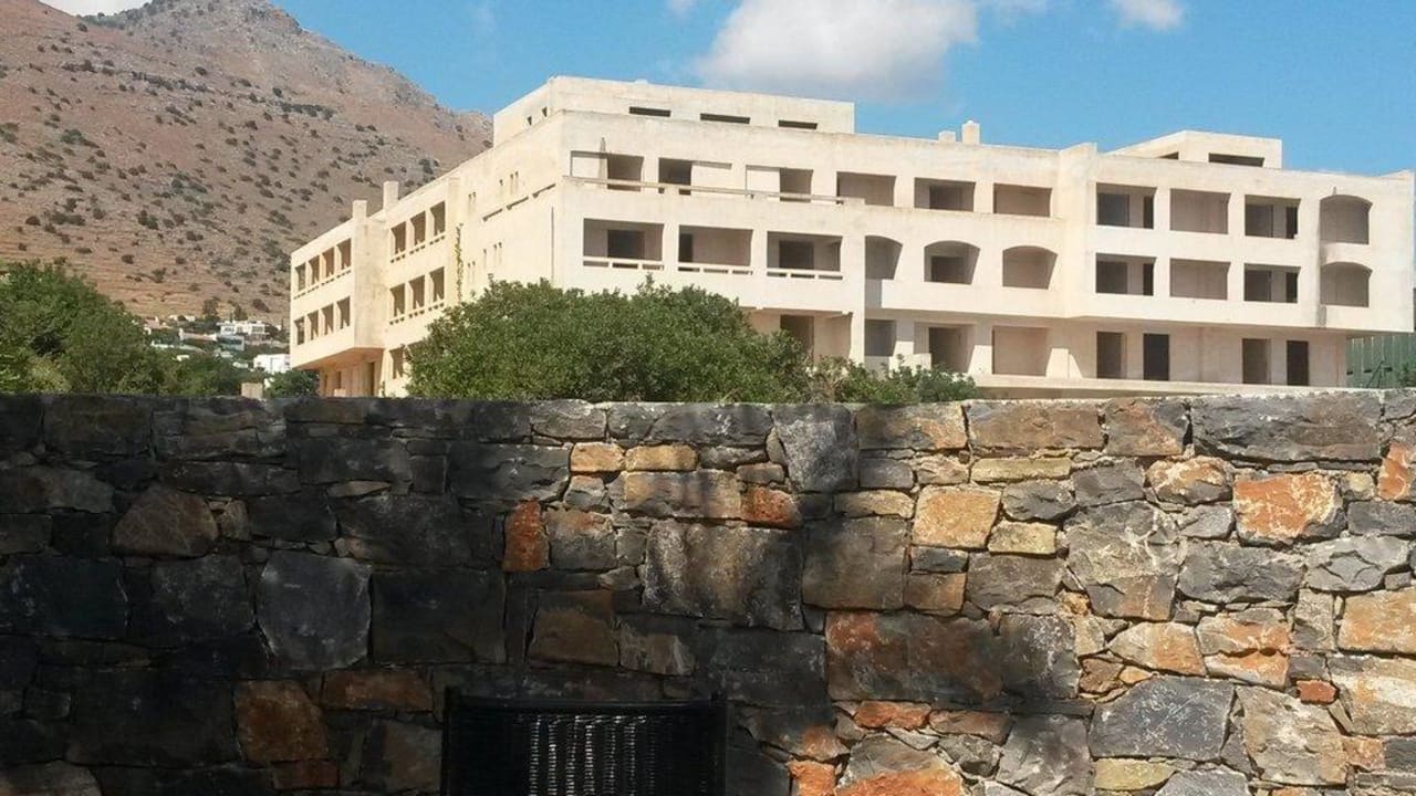 Bauruine nebenan AQUILA Elounda Village Hotel