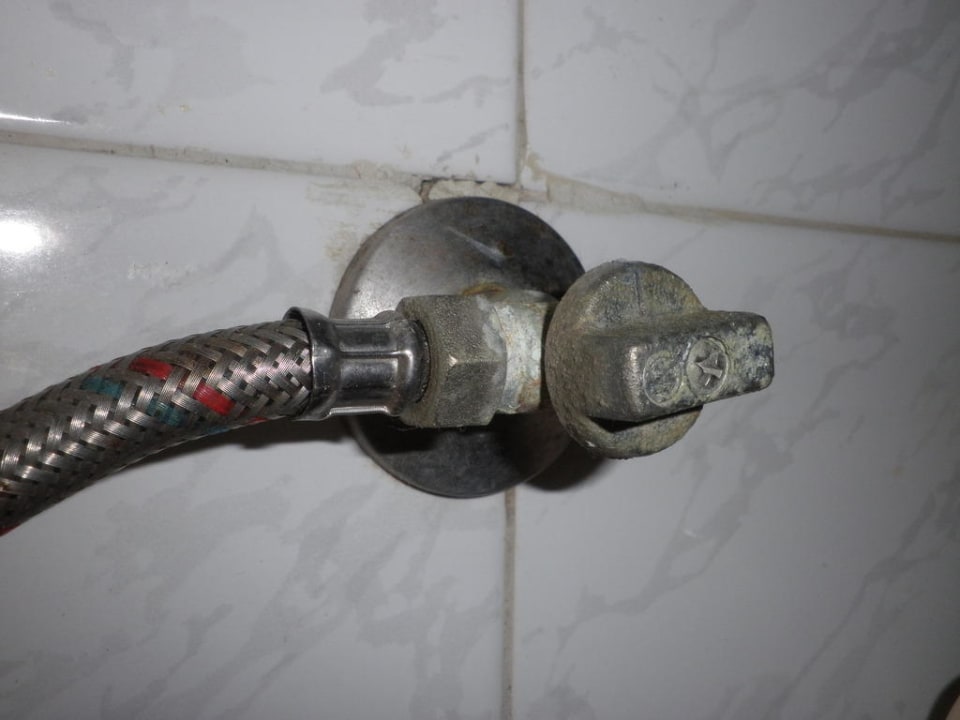 Absperrhahn neben der Toilette Servatur Playa Bonita