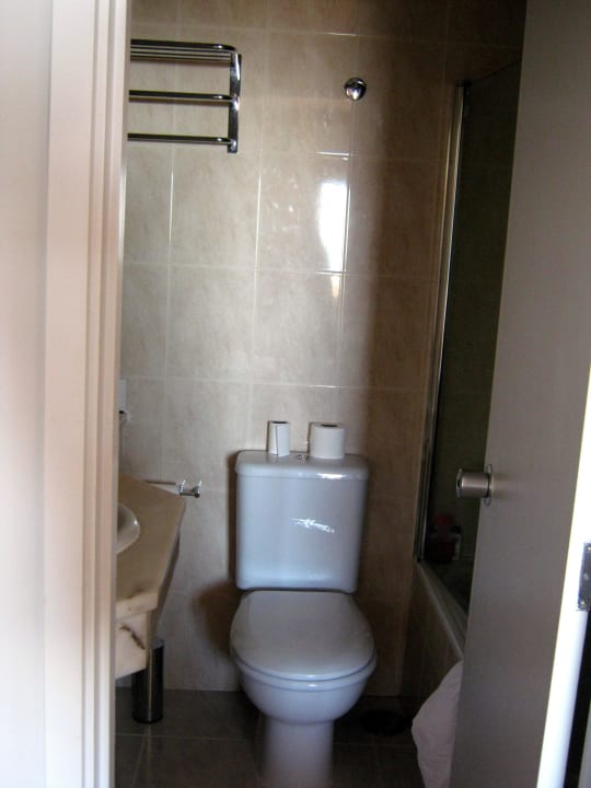 Bad rechts die Dusche Ozadi Altura Beach Resort