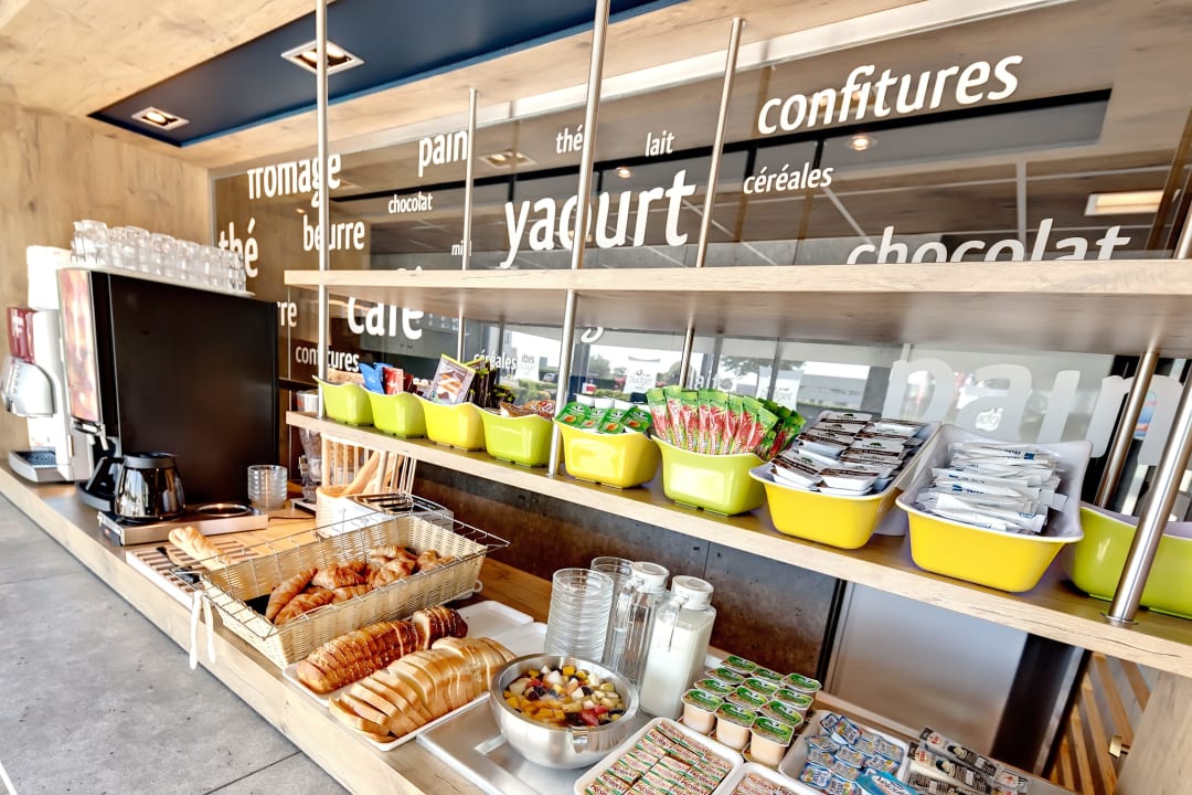 Un petit déjeuner complet ibis budget Hotel La Roche Sur Yon