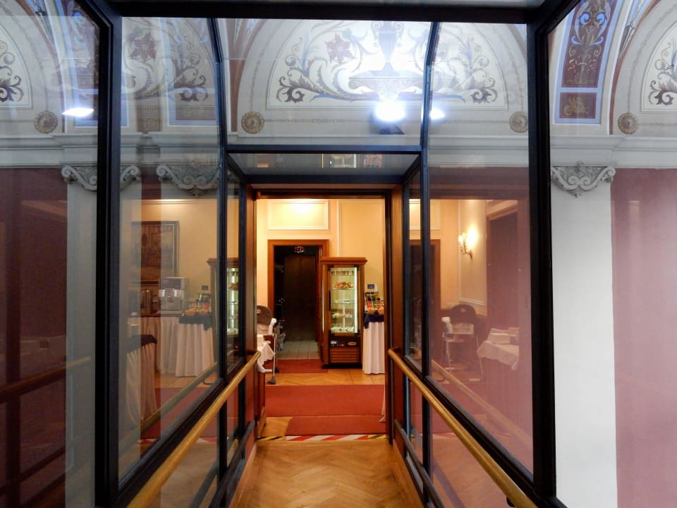 Gang zum Frühstücksbüffet Hotel Kinsky Garden