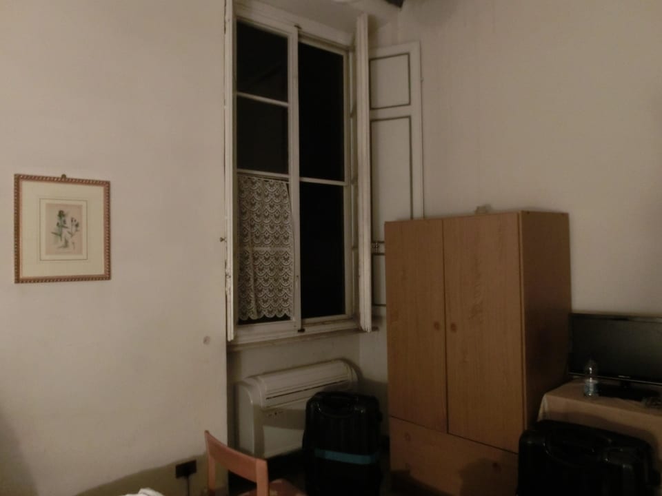 Fenster zur Gasse & Schrank Royal Victoria Hotel