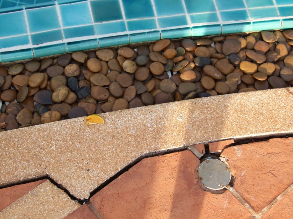 Stromabdeckung unmittelbar am Pool Banana Fan Sea Resort