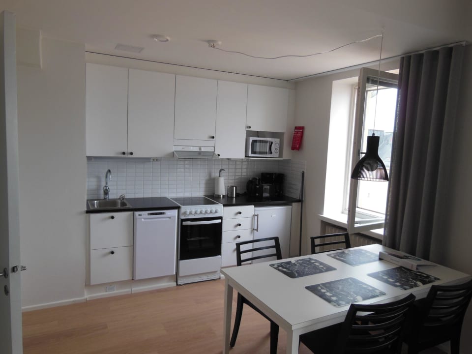 Küchenzeile mit Esstisch Forenom Apartments Helsinki Kruununhaka