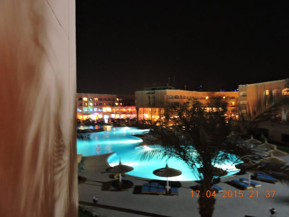 Blick auf den Pool am Abend Beach Albatros Resort