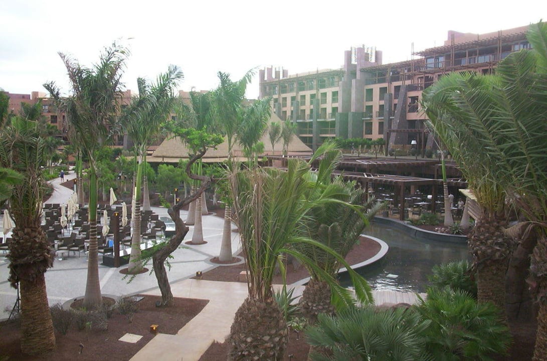 Blick auf Restaurant und Außenbühne Lopesan Baobab Resort