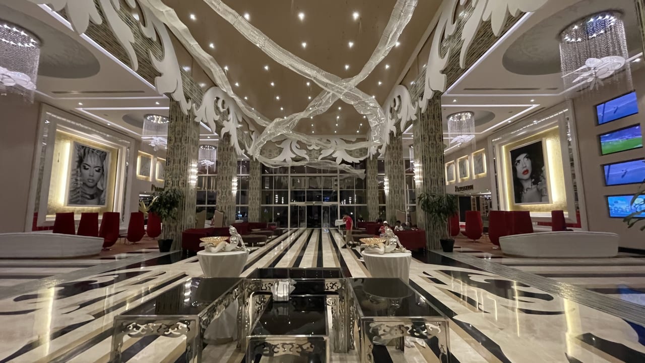 Lobby Azura Deluxe Resort & Spa Hotel