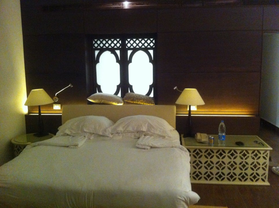 Bett mit Fenster zum Bad Steigenberger Makadi Hotel - Adults only