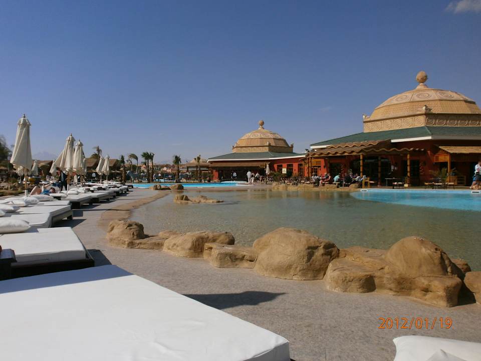 Liegen an einen der Pools morgens Pickalbatros Jungle Aqua Park Resort - Neverland Hurghada