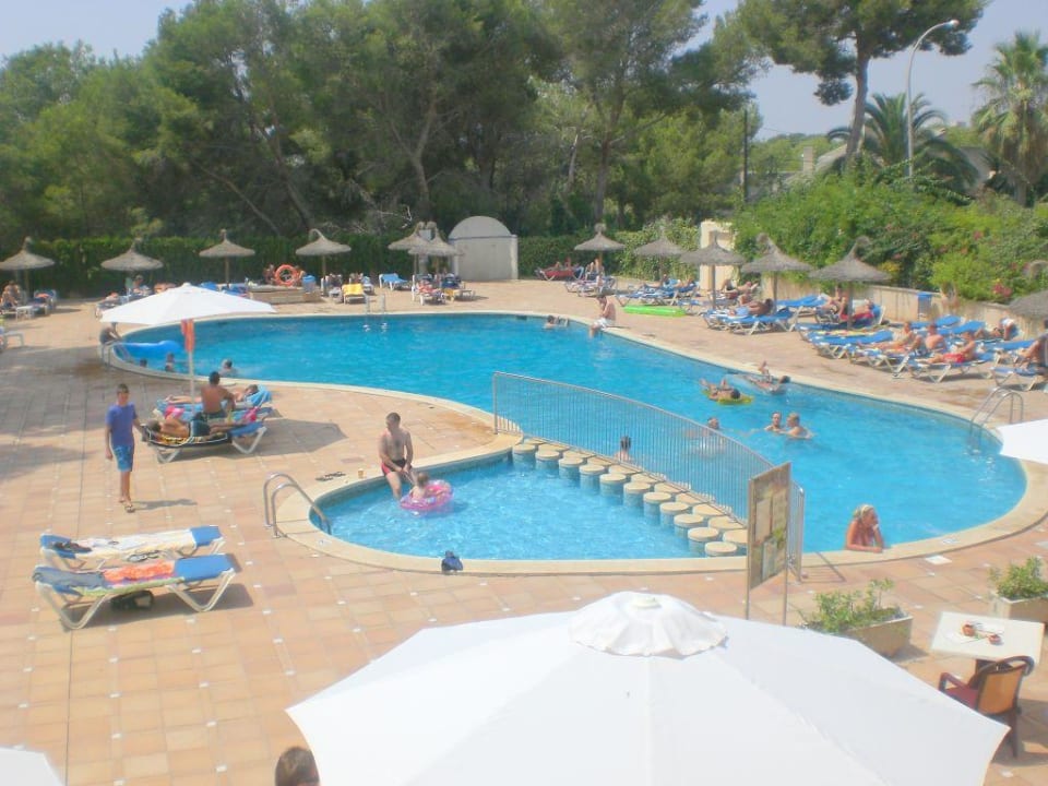 Der Pool vom Hotel Grupotel Orient