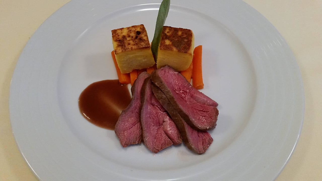 Rosa Scheiben von der Lammhüfte. (Hauptspeise) Vitalhotel Rainer