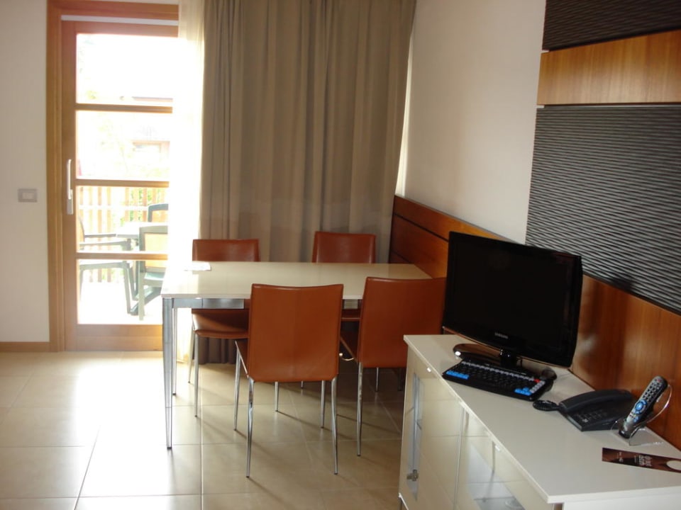 Esstisch und TV  Green Village Resort - Hotel & Aparthotel