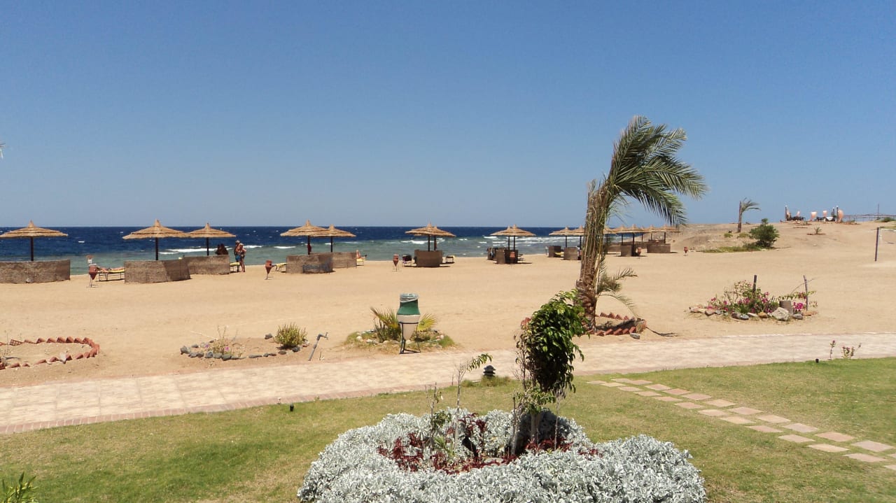 Blick von der Restaurantterrasse zum Strand Coral Sun Beach