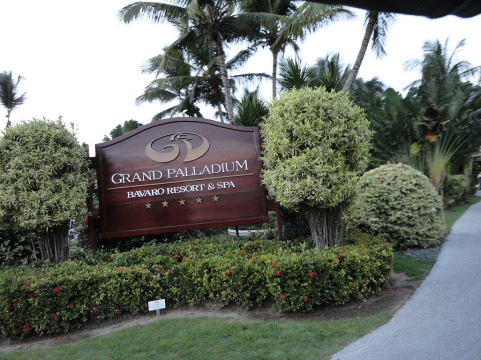 Am Eingang zum Hotel Grand Palladium Select Bávaro Resort & Spa