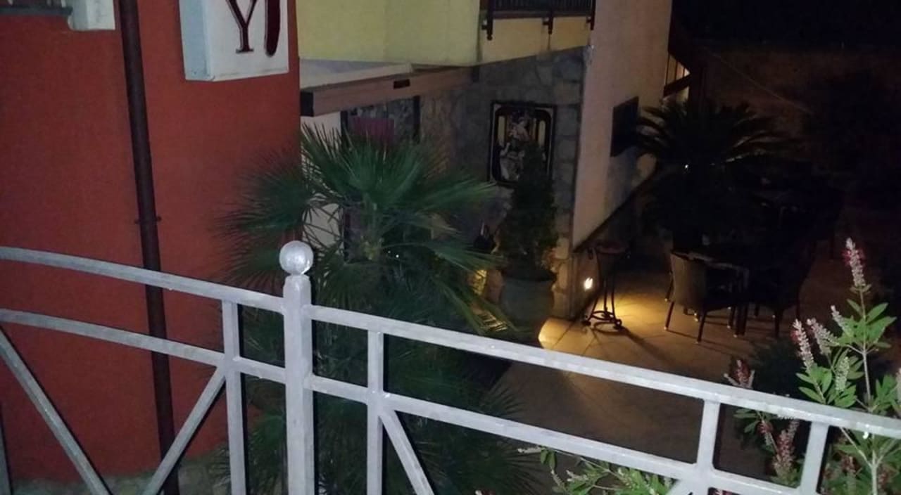 Sitzplätze und Eingangsbereich Hotel Albergo Pompei Valley