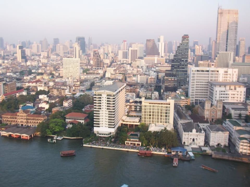 Blick auf Mandarin Oriental und französiche Botschaft Hotel The Peninsula Bangkok