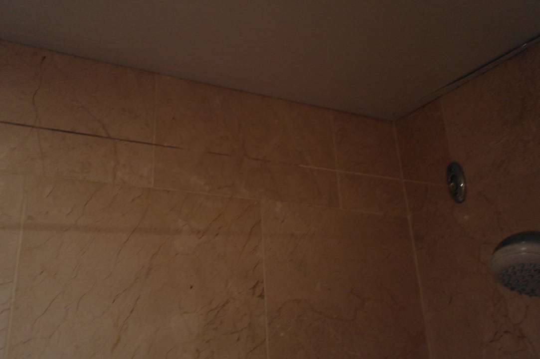 Vergammelte Wäscheleine über Wanne Grand Paradise Playa Dorada