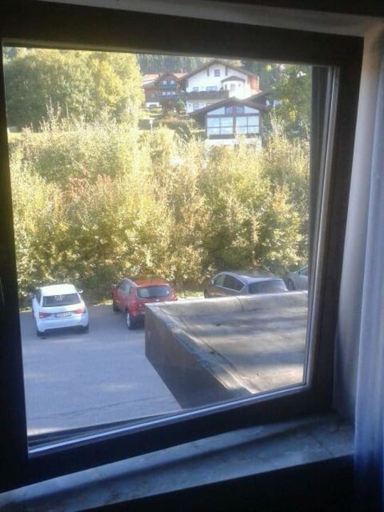 "Kaputtes Fenster, dringend reparaturbedürftig" Hotel