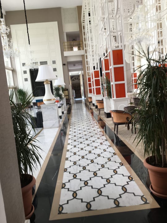 Lobby Well Palace Side