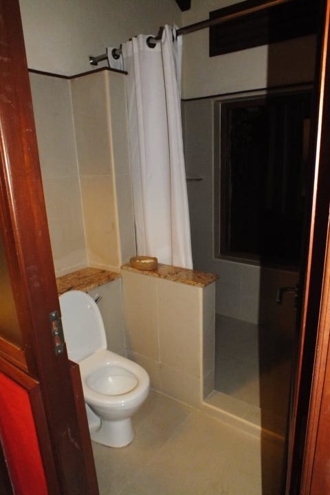 Klo und Dusche abgetrennt vom Zimmer durch die Türe Ol Tukai Lodge