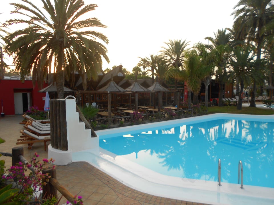 Pool und Bar HL Miraflor Suites Hotel