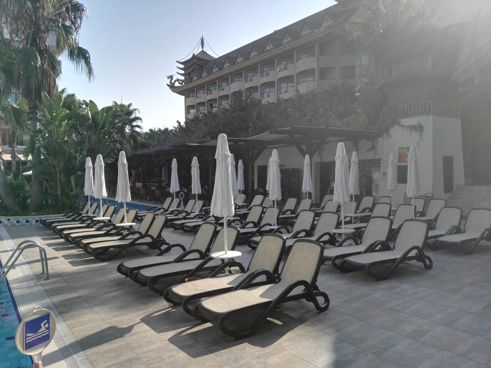 Pool mit Liegen - Nachbarhotel im Rücken Port Side Resort Hotel
